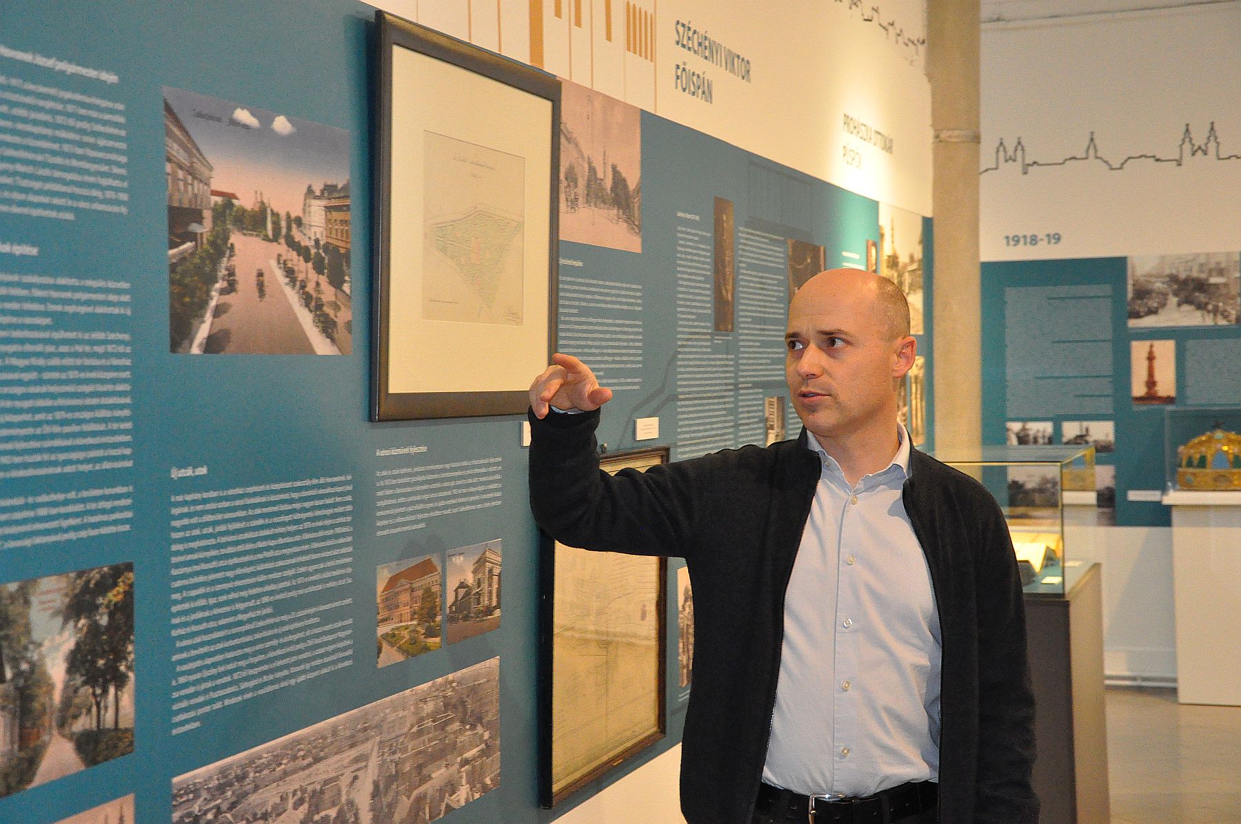 Tárlatvezetéssel indult a VárosKép kiállítás tematikus programsorozata